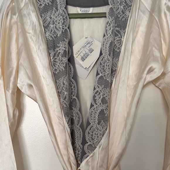New LA PERLA SILK Elegant Cream and Gray Lace Trim Robe - Picture 6 of 12